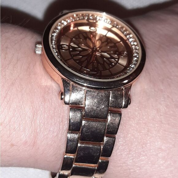 Gold colored ladies watch, excellent condition main image 6